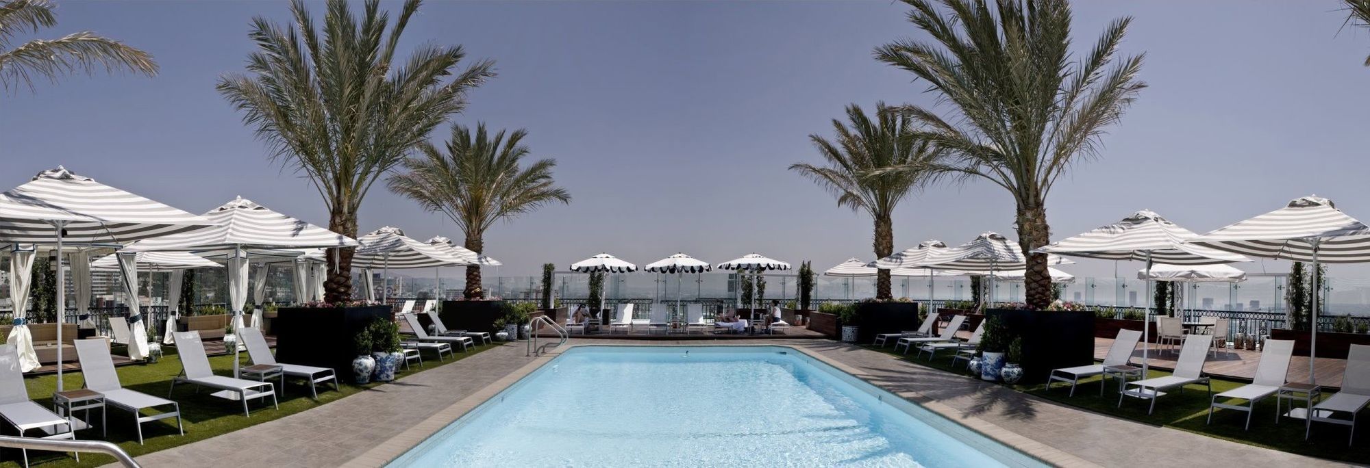The London West Hollywood At Beverly Hills Eksteriør billede The rooftop pool at the Standard