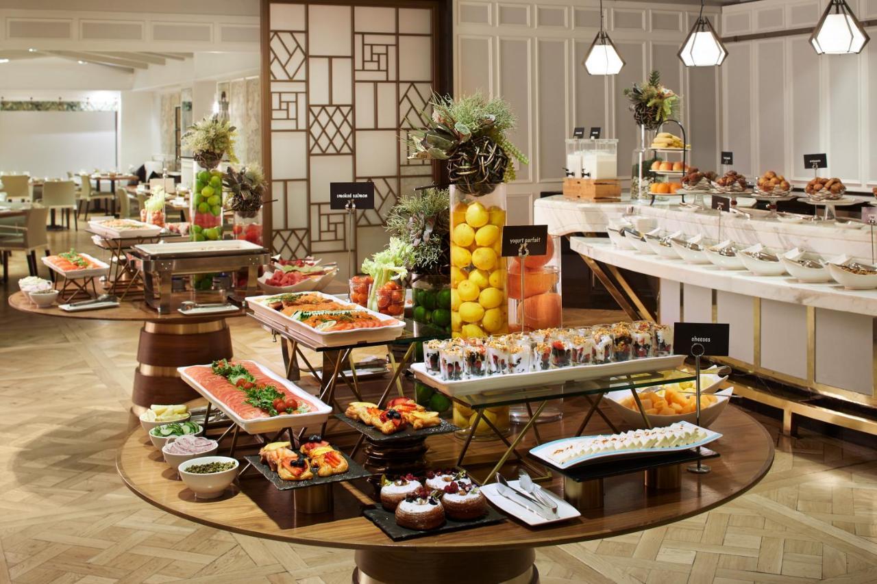 The London West Hollywood At Beverly Hills Eksteriør billede A buffet at a hotel