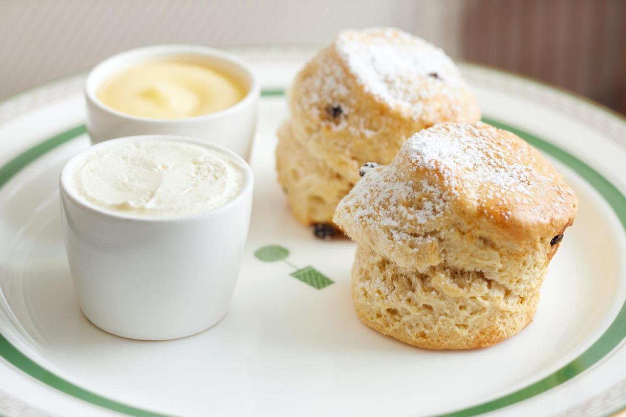 The London West Hollywood At Beverly Hills Eksteriør billede Scones with clotted cream and jam