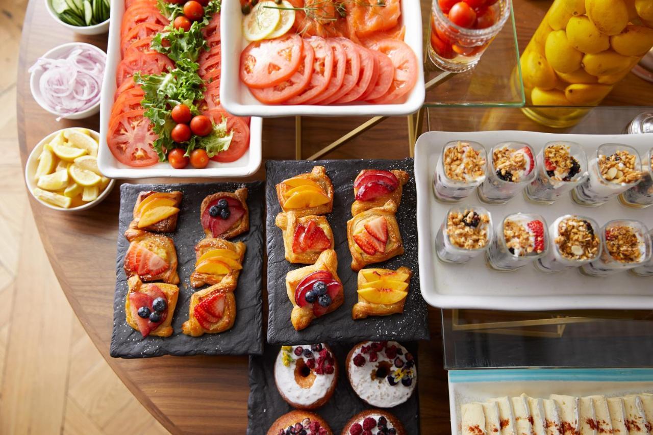 The London West Hollywood At Beverly Hills Eksteriør billede A buffet of food