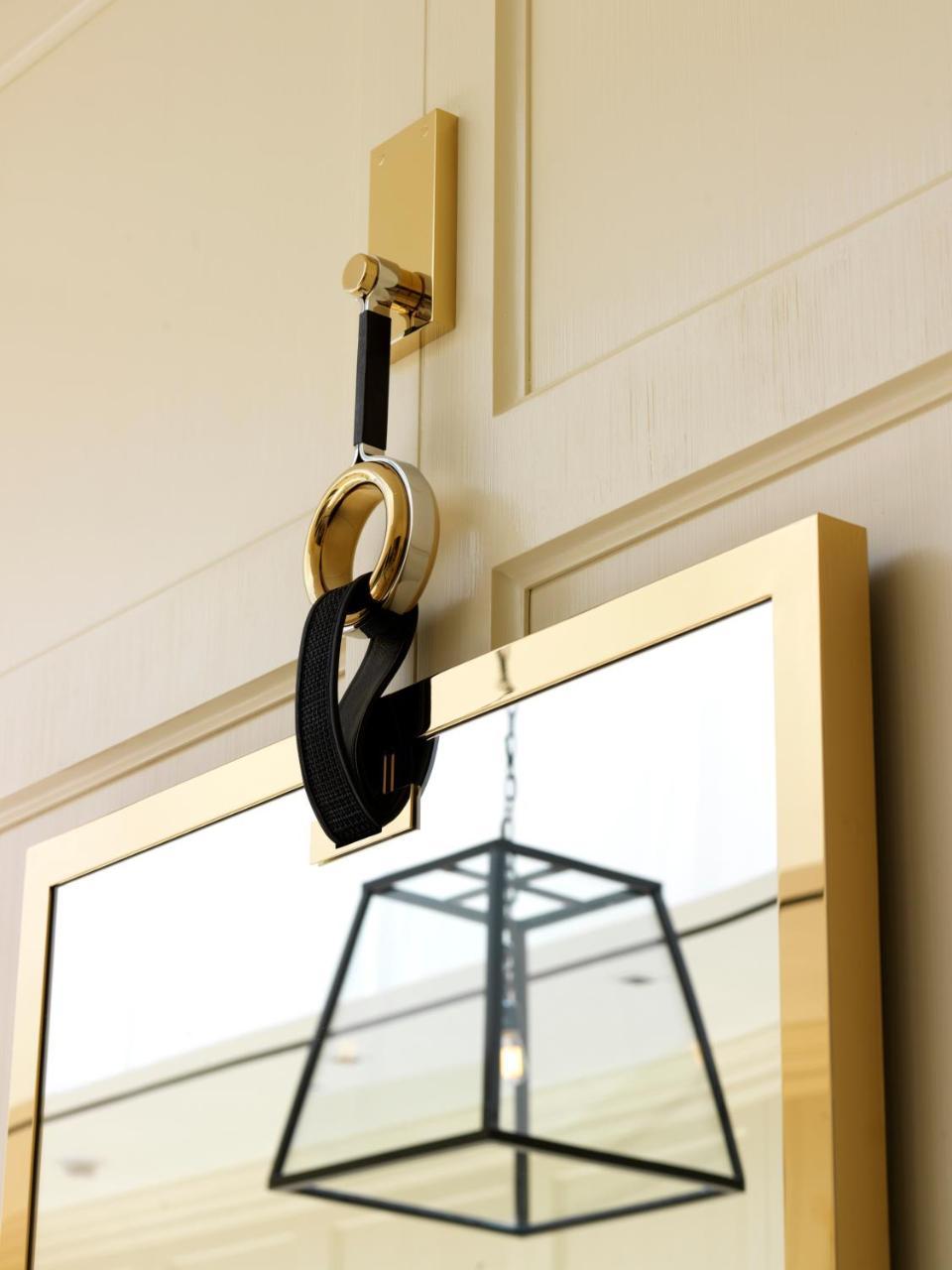The London West Hollywood At Beverly Hills Eksteriør billede A modern wall-mounted mirror