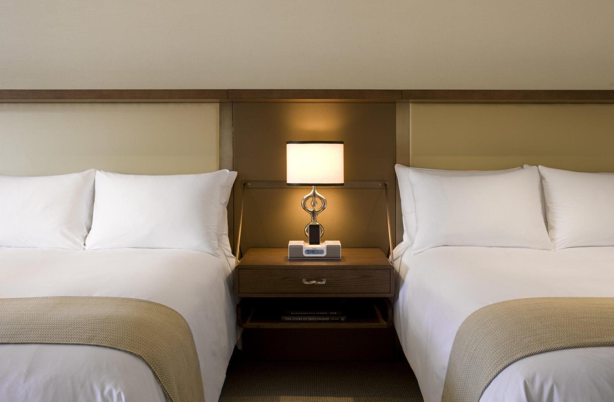 The London West Hollywood At Beverly Hills Eksteriør billede A guest room at the Four Seasons Hotel